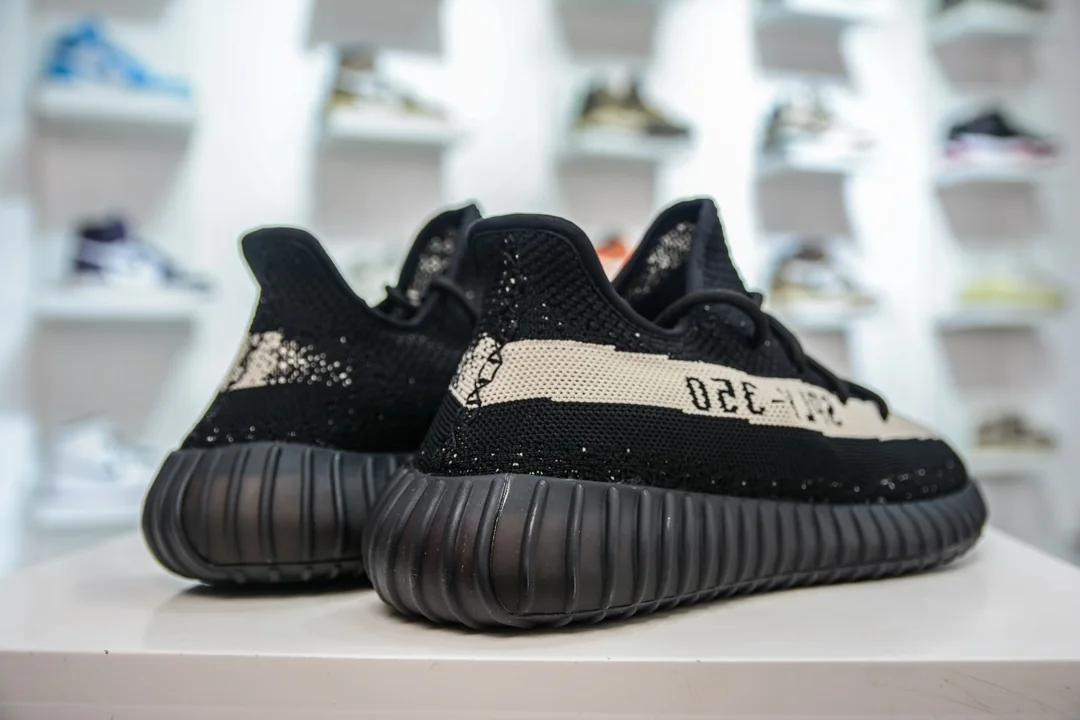 View 3 - Black / Beige