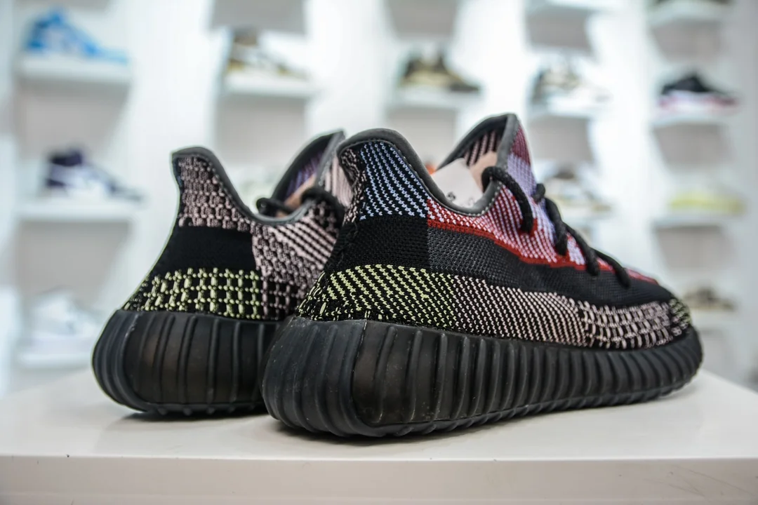 View 3 - Black / Red